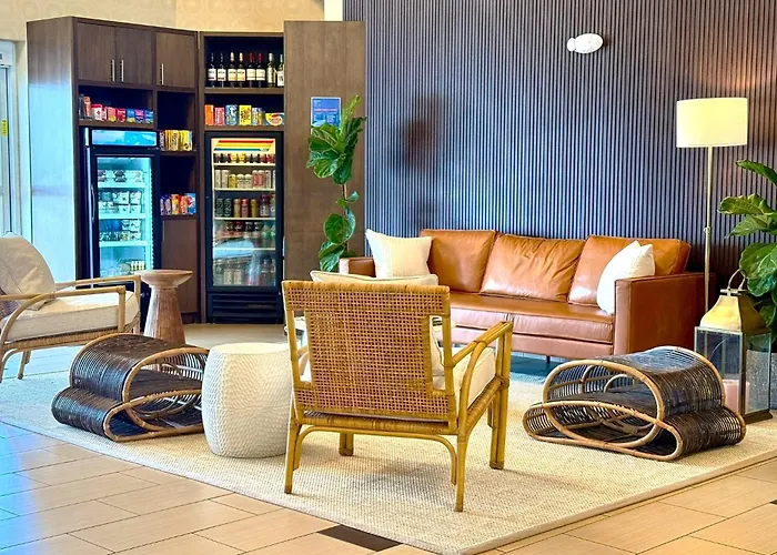 Holiday Inn Express & Suites Naples Downtown - 5Th Avenue By Ihg